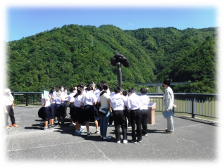 長井市出身の長沼孝三氏の作品「万手像」