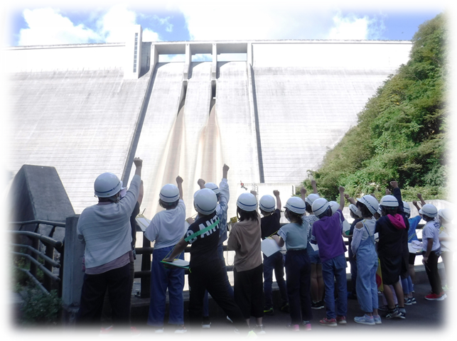 県内一のダムに向かってガッツポーズ！！