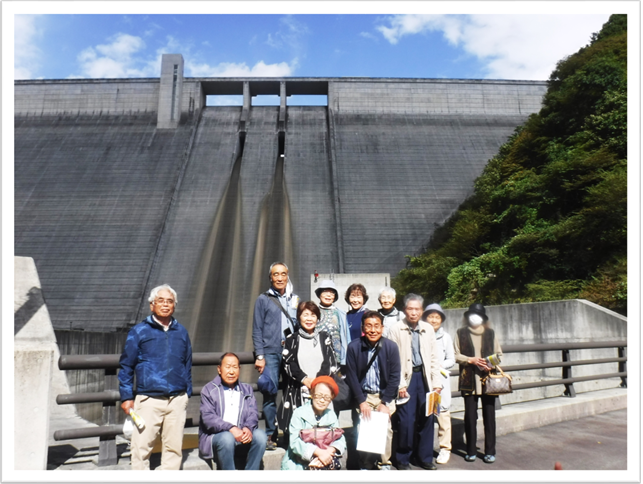 県内一高い長井ダムを背に記念撮影♪