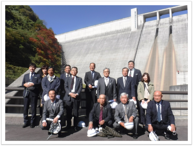 県内一を誇る重力式コンクリートダムを背に記念撮影♪