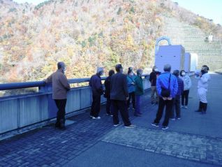 ながい百秋湖の由来について興味津々！！