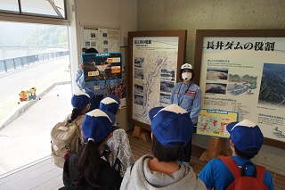 展示室で長井ダムの目的と役割を学びました