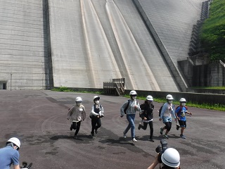 下流広場を駆け出す小学生