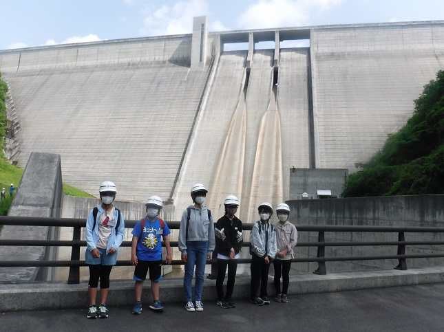 山形県内一を誇る重力式コンクリートダムを背に記念撮影♪