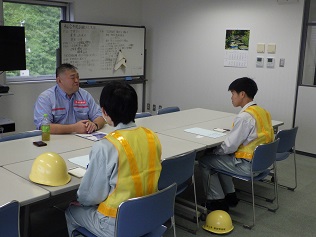 会議室で長井ダムの業務概要について学びました