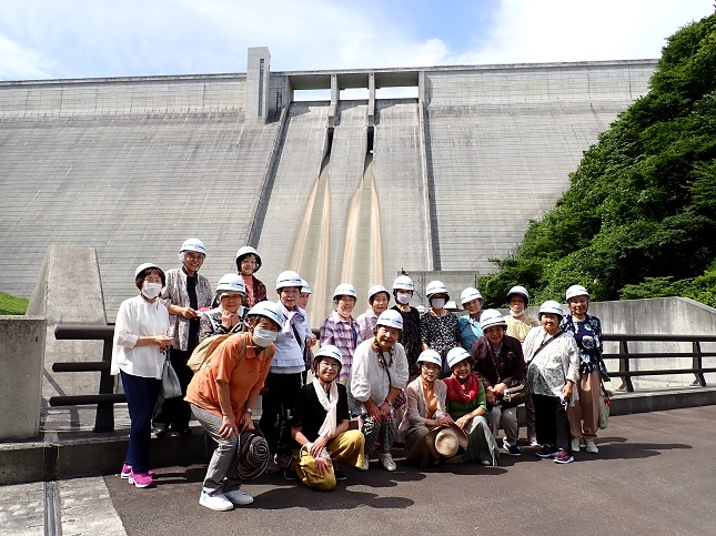 県内一を誇る重力式コンクリートダムを背に記念撮影♪