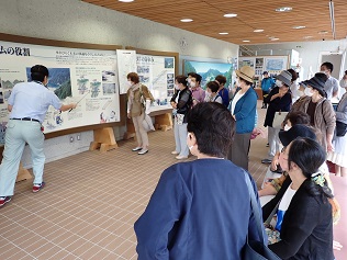 展示室で長井ダムのあゆみと役割について説明