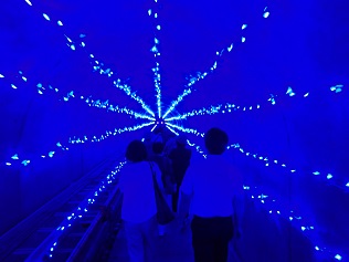 LEDのイルミネーションを通って下流広場へ♪