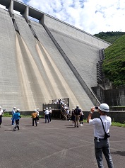 そびえ立つ長井ダム