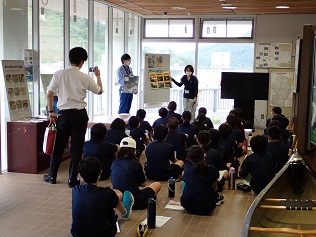 質問の回答と今日の見学ルートを説明