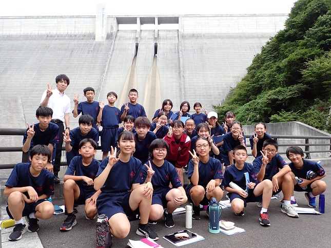 県内一の高さを誇る長井ダムを背に記念撮影♪