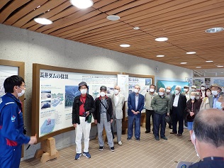 展示室で長井ダムのあゆみや役割を説明