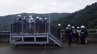 県内一の重力式コンクリートダムの高さを体感