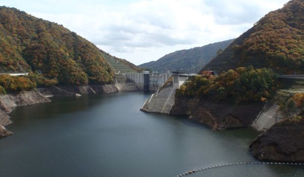 平成24年10月30日のダム湖面と周辺の様子 (竜神大橋より堤体を望む)