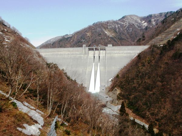 平成26年4月17日の越流状況 (県道みさ橋よりダム堤体を望む)