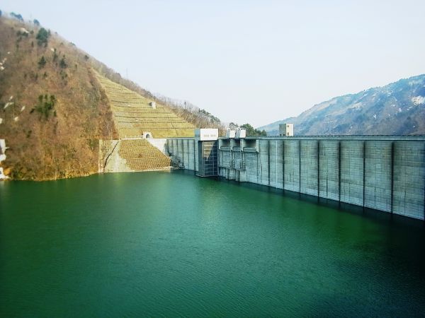 平成26年4月17日のダムの状況 (右岸管理用通路よりダム堤体を望む)