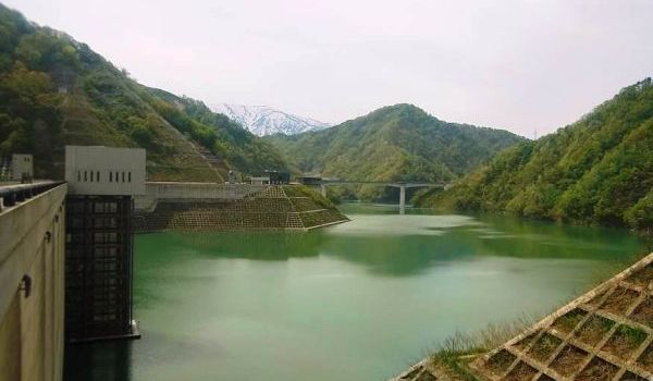 平成26年5月12日のダム湖の状況 (ダム左岸側よりながい百秋湖と竜神大橋を望む)