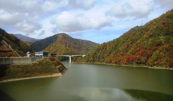 平成26年10月23日のダムの状況 (天端より管理支所とながい百秋湖を望む)