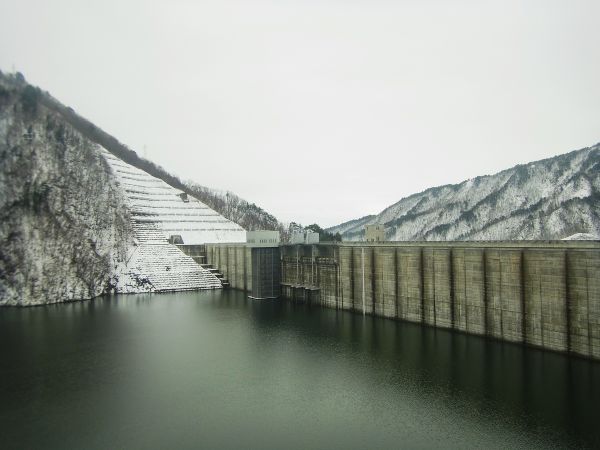 平成26年12月4日のダムの状況 (右岸管理用通路よりダム堤体を望む)