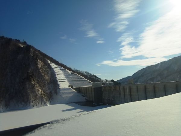 平成27年1月14日のダムの状況 (右岸管理用通路よりダム堤体を望む)