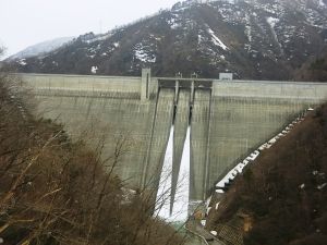 平成27年4月14日の越流状況 (県道みさ橋よりダム堤体を望む)