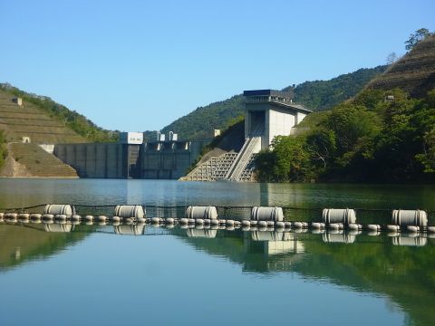 竜神大橋付近の湖面から見た長井ダム