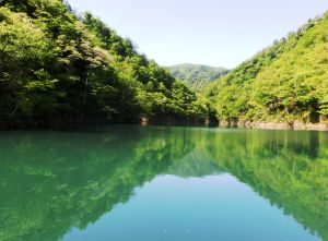 エメラルドグリーンに輝くながい百秋湖