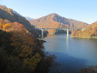 ながい百秋湖展望所より竜神大橋を望む