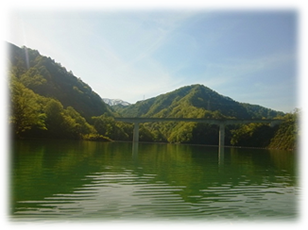 湖面から見た竜神大橋（5月11日撮影）