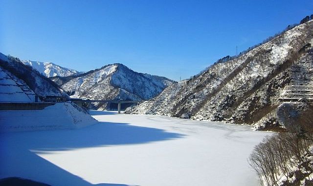 堤体左岸からながい百秋湖を望む