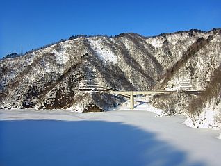 ダム堤体から白つつじ橋を望む