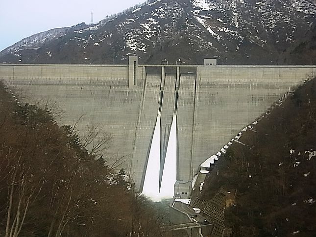 平成29年4月10日の越流状況（県道みさ橋付近よりダム堤体を望む）