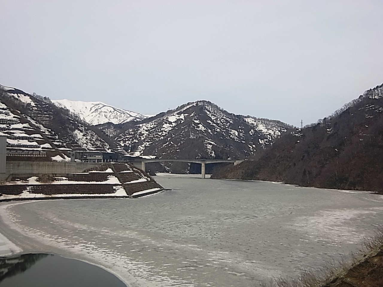 ダム堤体左岸からながい百秋湖を望む（平成29年4月10日撮影）