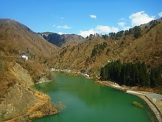 合地沢橋から見る湖岸公園周辺