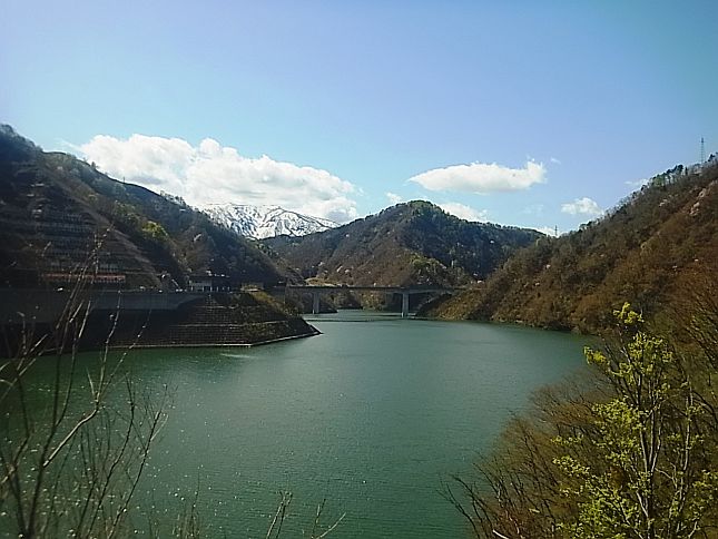 堤体左岸からみた残雪の三体山と竜神大橋