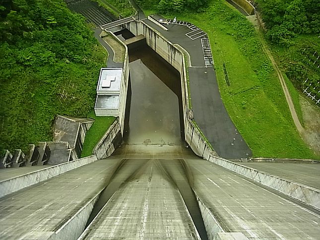 越流終了後の状況（ダム天端より）5月25日撮影