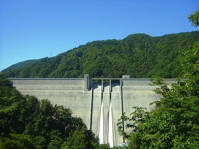 県道みさ橋からみた長井ダム（6月6日撮影）