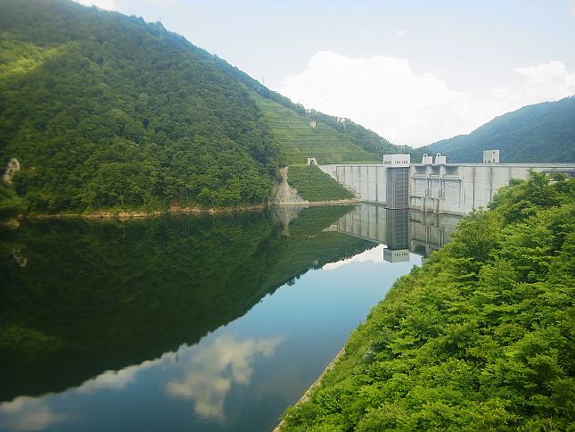 ながい百秋湖展望所から見たダム堤体「どっちが本物？？」（6月14日撮影）