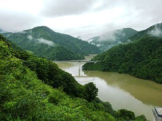 右岸法面工事現場から竜神大橋を望む