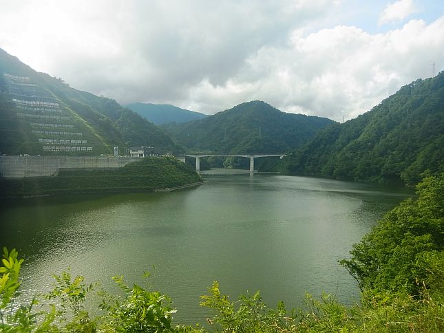 堤体左岸から見たながい百秋湖（8月25日撮影）