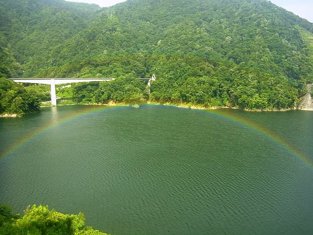 8月9日(水)、ながい百秋湖の湖面に映える虹を見ました。