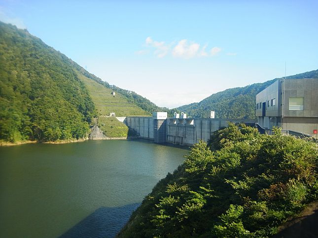 ながい百秋湖展望所から見るダム堤体