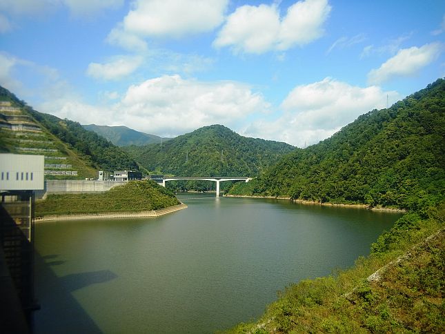 堤体左岸からから見るながい百秋湖