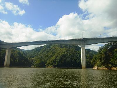 湖面から見上げる竜神大橋