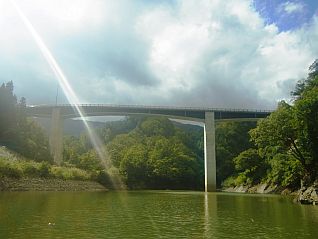 湖面から見上げる合地沢橋