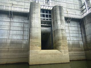 湖面から見た常用洪水吐の眺め(°0°)