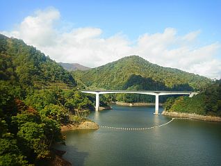 ながい百秋湖展望所から見た竜神大橋 奥には色づき始めた三体山（10/12撮影）