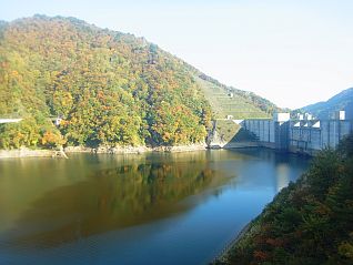 ながい百秋湖展望所からダム堤体を望む