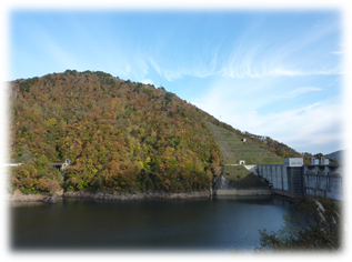 ながい百秋湖展望所からみた竜神大橋とダム堤体（11月1日撮影）