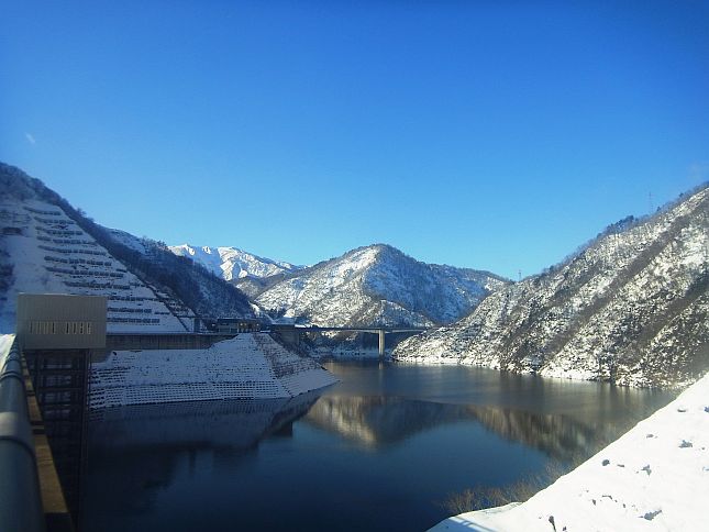 堤体左岸からみる竜神大橋とながい百秋湖 無風の今日は湖面鏡のように映っています